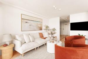 悉尼Harbour Bliss - Exquisite Design, Breathtaking Views的客厅配有白色沙发和电视