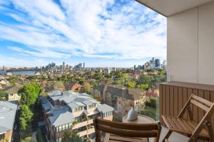 悉尼Harbour Bliss - Exquisite Design, Breathtaking Views的市景阳台配有2把椅子
