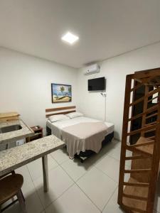 纳塔尔Encanto da Praia hotel pousada的一间卧室配有一张床和一台电视