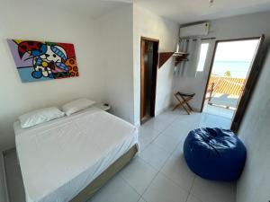 纳塔尔Encanto da Praia hotel pousada的一间卧室设有一张床,享有阳台的景色