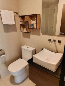 拉巴斯Hermoso Dpto. con ubicación excepcional(cala coto)的浴室配有白色卫生间和盥洗盆。