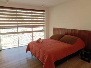 拉巴斯Hermoso Dpto. con ubicación excepcional(cala coto)的一间卧室,配有一张红色的床,上面有泰迪熊