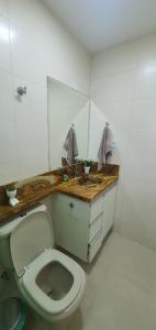 萨夸雷马Pousada da Drica的一间带卫生间和水槽的浴室