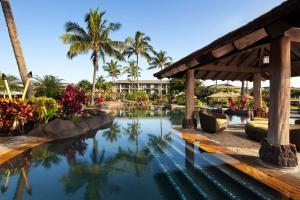 普林斯维尔威斯汀普林斯维尔海洋度假别墅酒店的棕榈树度假村的游泳池