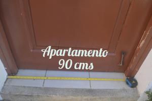 马萨亚Apartamentos Nokal的门上写着器具安培的标志