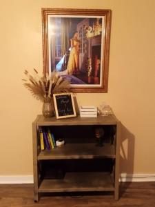 KathleenCountry Cottage的一张桌子,上面挂着一张墙上的女人的照片