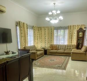 新山Guesthouse Khatib的带沙发和电视的客厅