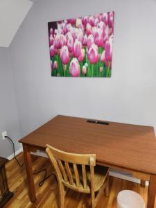 温尼伯Winnipeg Place to Stay的一张木桌,上面画着粉红色郁金香