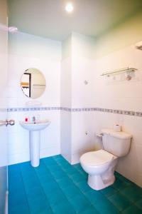 功孟海滩空芒日落之家酒店的一间带卫生间和水槽的浴室