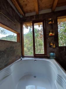 里奥内格罗cabaña paniym的带2扇窗户的客房内的大浴缸