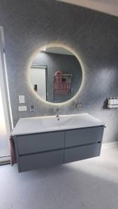 霍巴特Private Getaway Close to Clifton Beach的浴室设有白色水槽和镜子