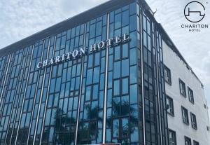 新山Chariton Hotel Skudai Kiri的建筑的侧面有标志