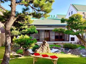 岸和田市民泊Murakami International的院子前有长凳的房子