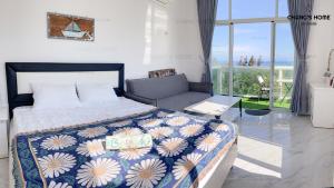 潘切Chang homestay Phan Thiết - Ocean Vista & Sealink Mũi Né的一间卧室配有一张床,享有海景