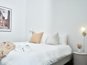 墨尔本Chic Urban Loft in Prime Location的白色卧室,配有带毛巾的床
