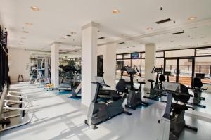 圣保罗Suite Congonhas - FLAT Aeroporto Congonhas的健身房设有心肺功能训练器材和跑步机