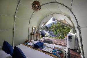 SilebengNatya River Sidemen的河景圆顶帐篷内的一张床位