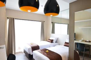日惹Student Park Hotel的酒店客房,设有两张床和镜子