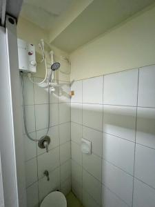 宿务Horizons 101 Condo in Cebu City的带淋浴和卫生间的浴室