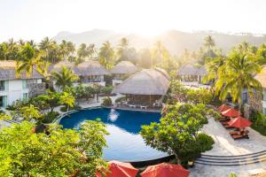 圣吉吉Sudamala Resort, Senggigi, Lombok的享有带游泳池的度假村的空中景致