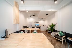 清迈Socialer Coliving & Coworking Space的办公室配有桌椅和书桌