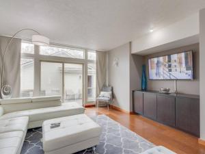 博伊西Brand New Downtown Modern 5 Beds, 3 Full Baths Vermont Avenue, Boise的客厅配有白色沙发和电视