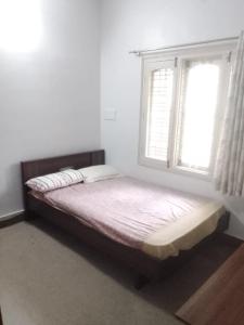 班加罗尔Jamesville-4BHK Villa, Wi-Fi, SmartTV - CityCentre的一张位于带窗户的房间的床