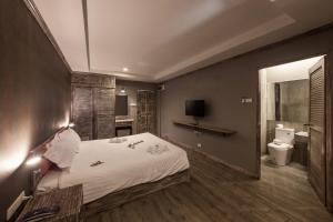 苏梅岛JALMIN Hotel Samui的一间带大床的卧室和一间浴室