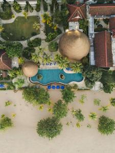 纳闽巴霍Sudamala Resort, Komodo, Labuan Bajo的享有带游泳池的度假村的空中景致