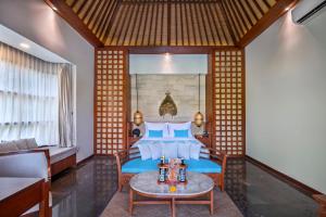 德格拉朗Aksari Resort Ubud by Ini Vie Hospitality的卧室配有一张床和一张桌子