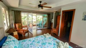 博卡奇卡Villas at Gone Fishing Panamá Resort的一间卧室配有一张床和吊扇