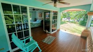 博卡奇卡Villas at Gone Fishing Panamá Resort的一间带蓝椅的客厅和一间卧室