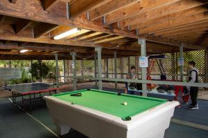 巴特曼斯贝Batemans Bay Marina Resort的乒乓球桌和台球桌