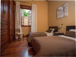 加尔达尔Residencial Los Oliva Confort的一间卧室设有两张床和窗户。
