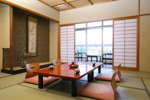 神户有马御苑日式旅馆的客房设有桌椅和窗户。