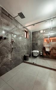 奎隆Kalloos Island Backwater Resort的一间带玻璃淋浴和水槽的浴室