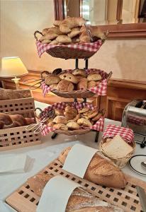 洛桑Hotel Mirabeau, BW Signature Collection, Lausanne的桌上的一束面包