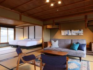 奈良NIPPONIA 田原本 マルト醤油的客厅配有沙发和1张床