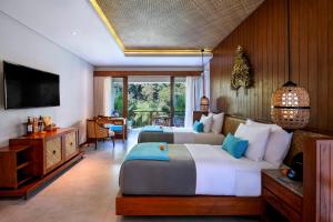 德格拉朗Aksari Resort Ubud by Ini Vie Hospitality的酒店客房设有两张床和电视。