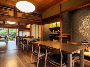 奈良NIPPONIA 田原本 マルト醤油的用餐室配有木桌和椅子