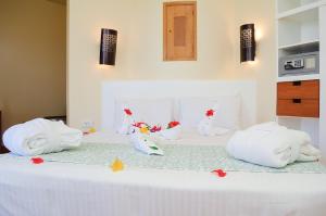 达哈布Dahab Lagoon Club & Resort Ex Tirana Dahab的一张带白色毛巾和填充动物的床