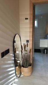 马鲁佩ULU House With Terrace & Hot Tub的一间带镜子和水槽的浴室
