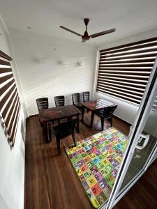 科塔吉里Sree Hari Home stay的一间带桌椅和地毯的用餐室