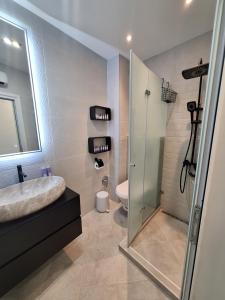普罗夫迪夫Cloud 6 -Top Center,360° view,Free private parking的带淋浴、盥洗盆和卫生间的浴室