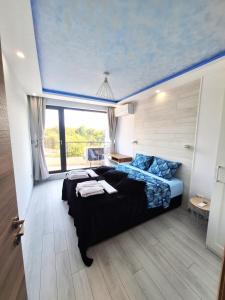 普罗夫迪夫Cloud 6 -Top Center,360° view,Free private parking的一间卧室设有一张蓝色天花板的大床