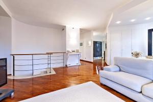 莱切Villa delle Camelie by Perle di Puglia的客厅配有白色沙发和电视