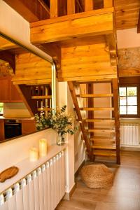 莱昂El Molino de Nocedo的房屋内的厨房设有木制天花板和楼梯