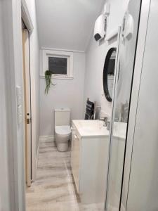 马丁伯勒Petite on Regent的白色的浴室设有卫生间和水槽。