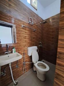 SohnaPrivate room in Retreat by Walias Farm Stay的一间带卫生间和水槽的浴室