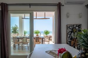 吉汶瓦Ocean Blue Apartment with Panoramic Pool ZanzibarHouses的一间用餐室,设有通往庭院的玻璃门